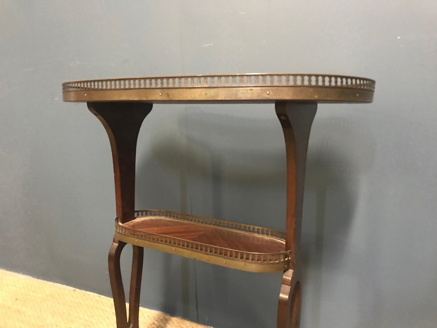 Table rognon à galerie en acajou