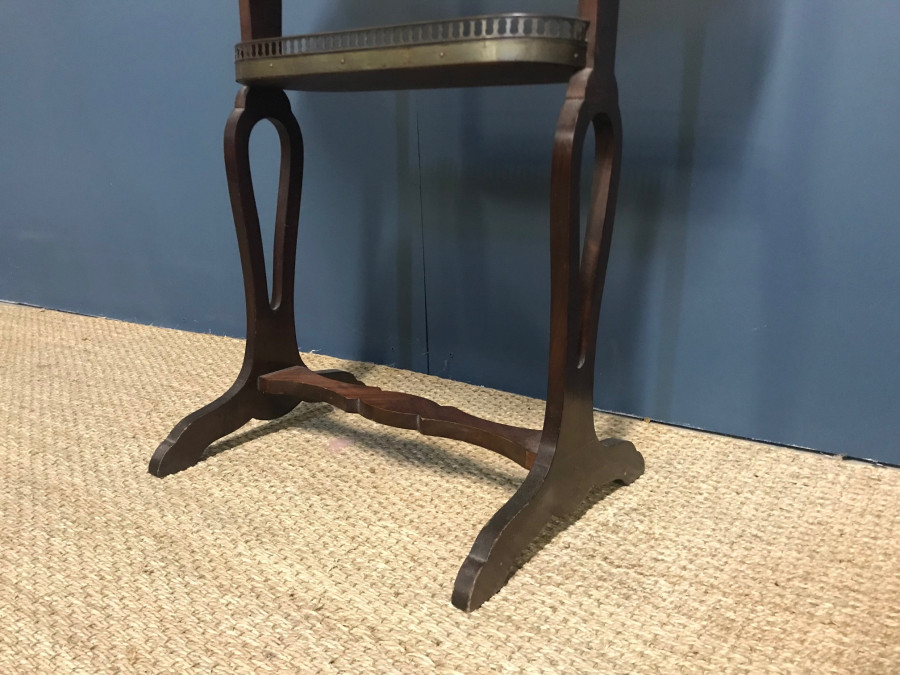 Table rognon à galerie en acajou