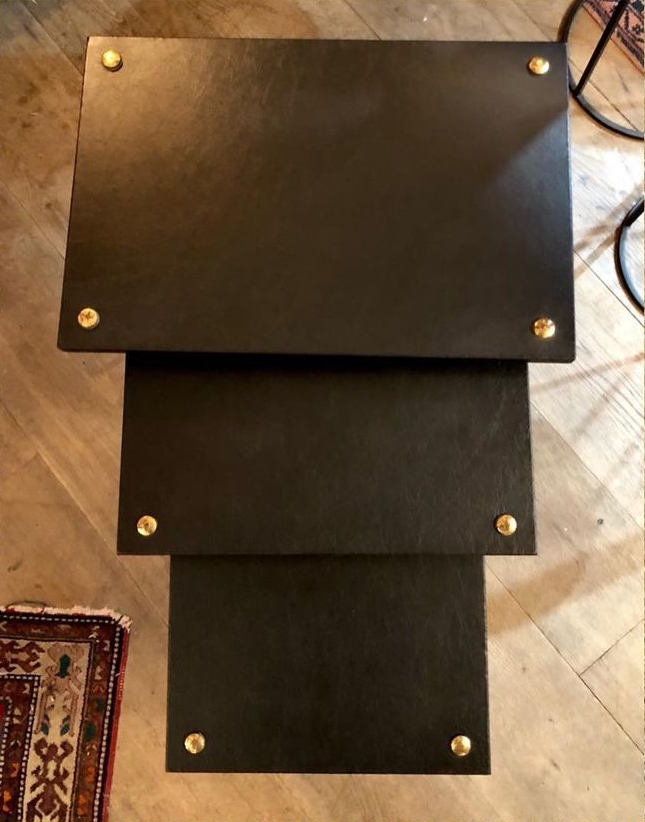 Tables gigognes vintage avec plateau en cuir grainé noir