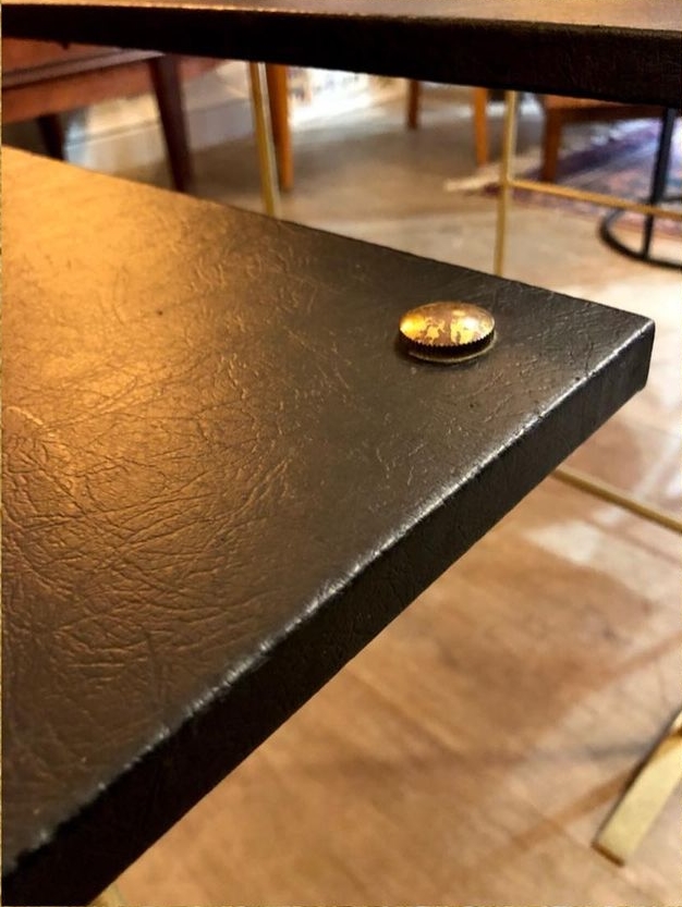 Tables gigognes vintage avec plateau en cuir grainé noir