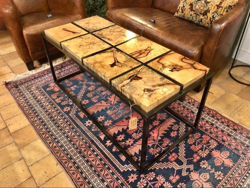 Table basse en tamarin massif et structure en acier noir
