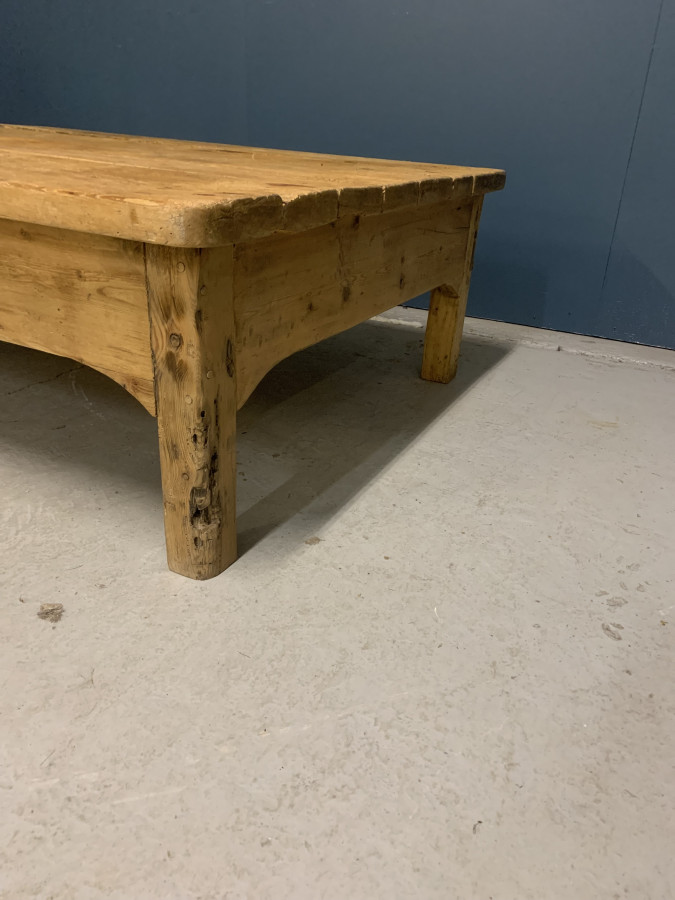 Table basse rustique en sapin