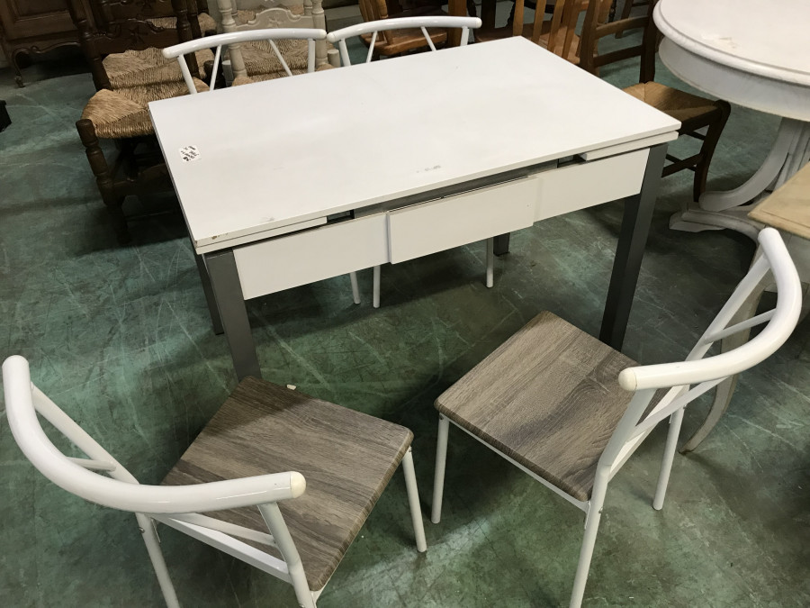 Table avec allonges et chaises