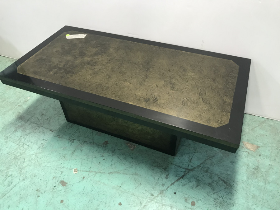 Table basse noire et dorée