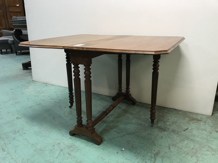 Table à volets en noyer