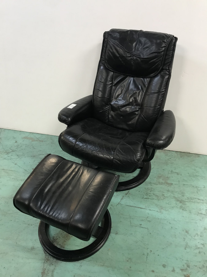 Fauteuil et repose pied noir