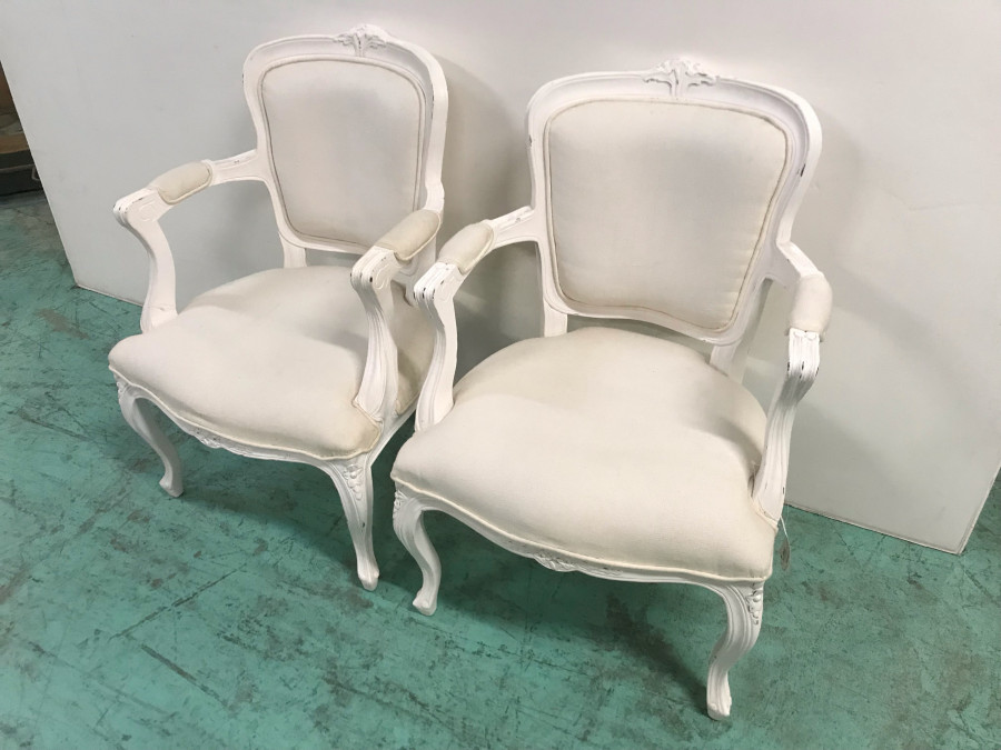 Paire de Fauteuils cabriolés réchampis crème