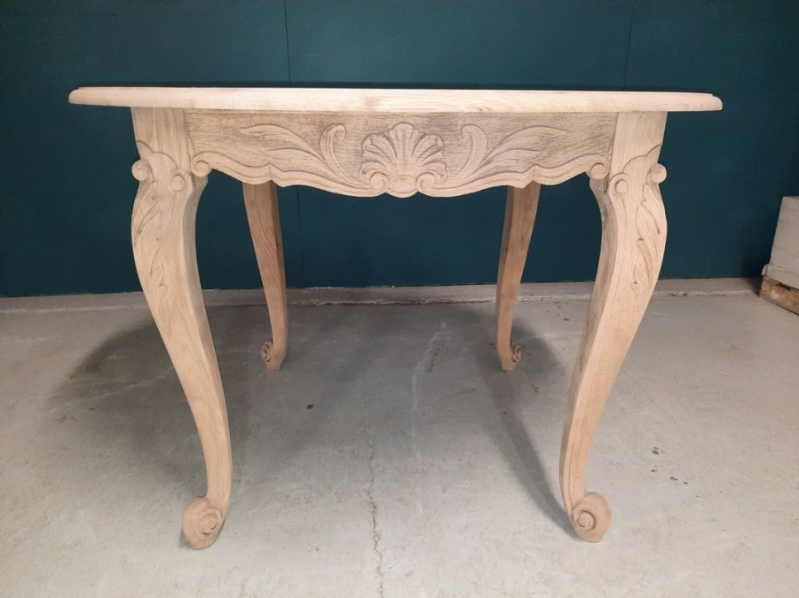 Table en chêne décapée de style Louis XV
