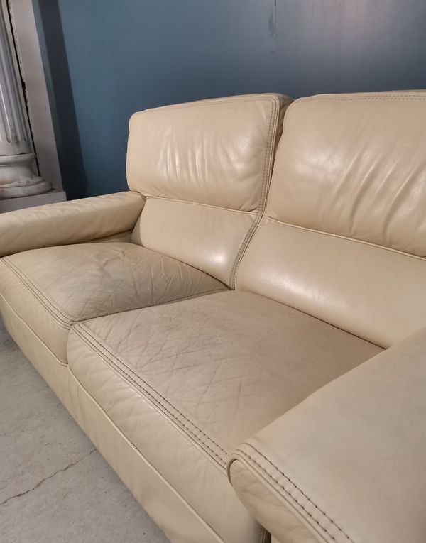 Canapé en cuir couleur crème