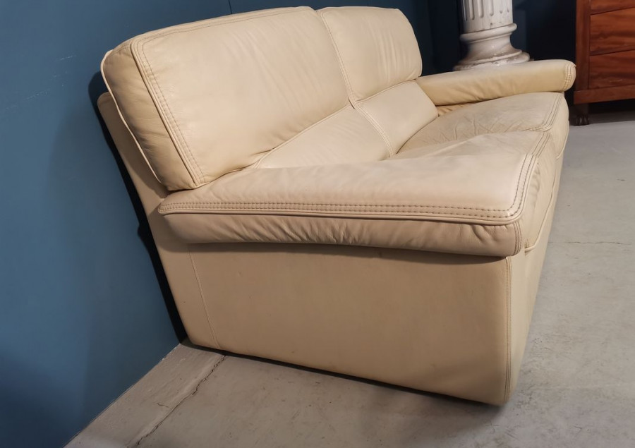 Canapé en cuir couleur crème