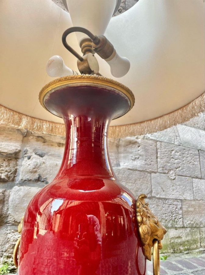 Grande lampe en céramique à têtes de lions