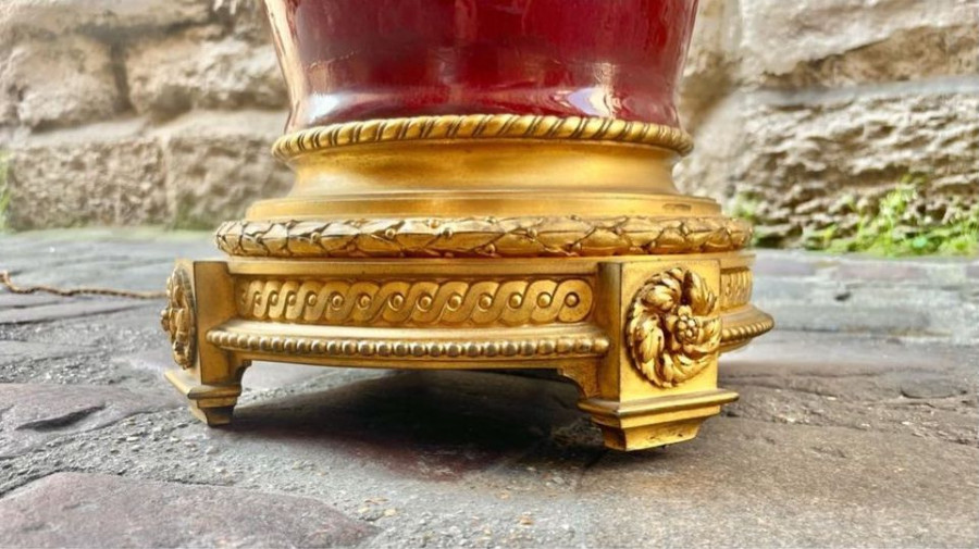 Grande lampe en céramique à têtes de lions