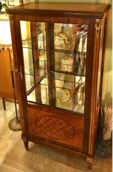 Vitrine en marqueterie d’acajou et de bois de rose