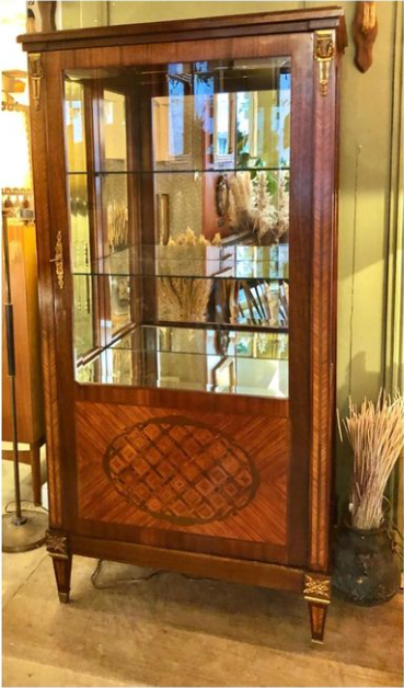 Vitrine en marqueterie d’acajou et de bois de rose