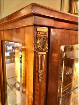 Vitrine en marqueterie d’acajou et de bois de rose