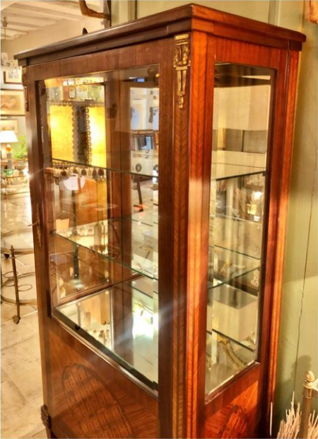 Vitrine en marqueterie d’acajou et de bois de rose