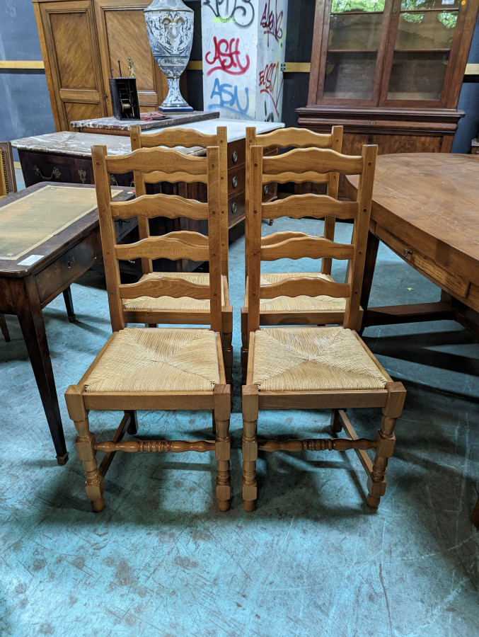 Serie de 6 chaises paillées rustiques en hêtre