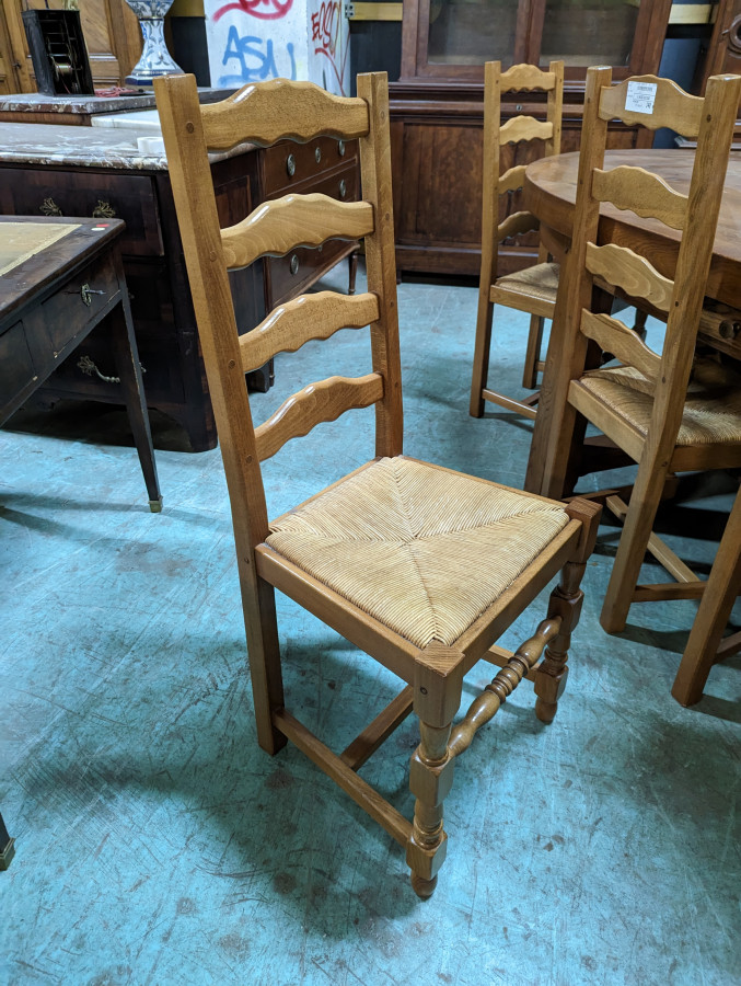 Serie de 6 chaises paillées rustiques en hêtre