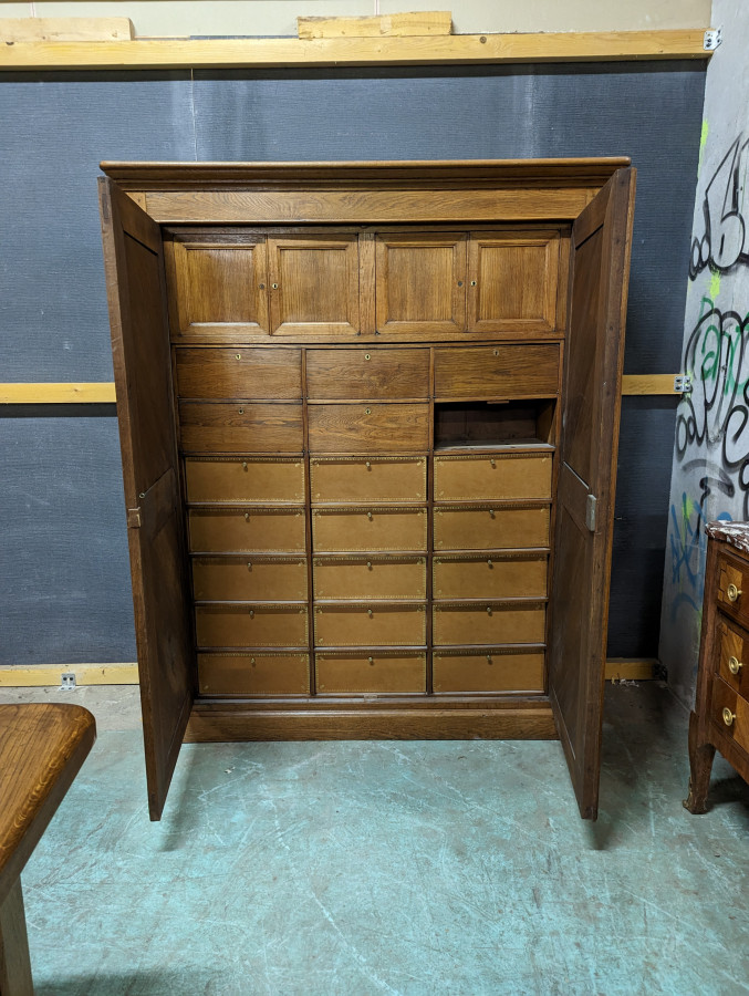 Meuble de métier ou armoire de notaire en chêne