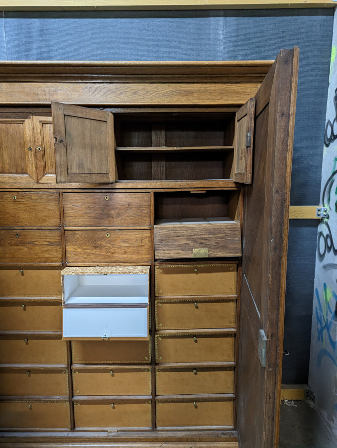 Meuble de métier ou armoire de notaire en chêne