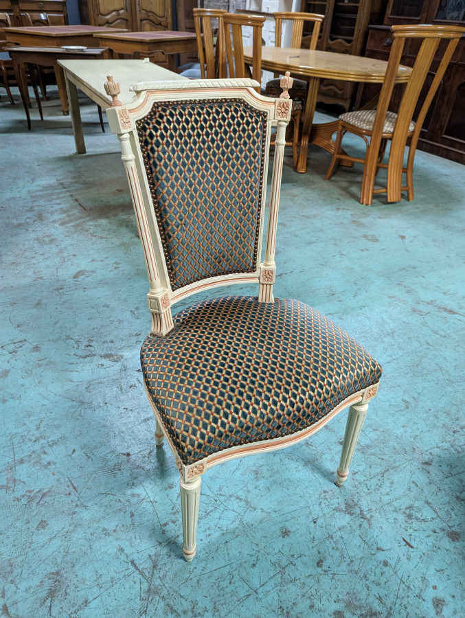Serie de 6 chaises laquée blanches de style Louis XVI