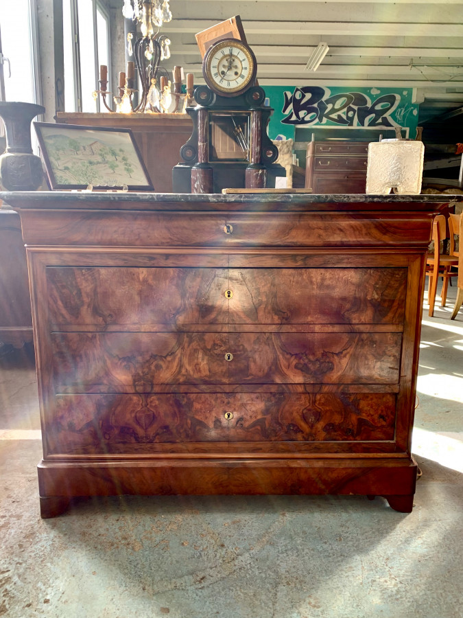 Commode d'époque Louis Philippe en loupe d'acajou