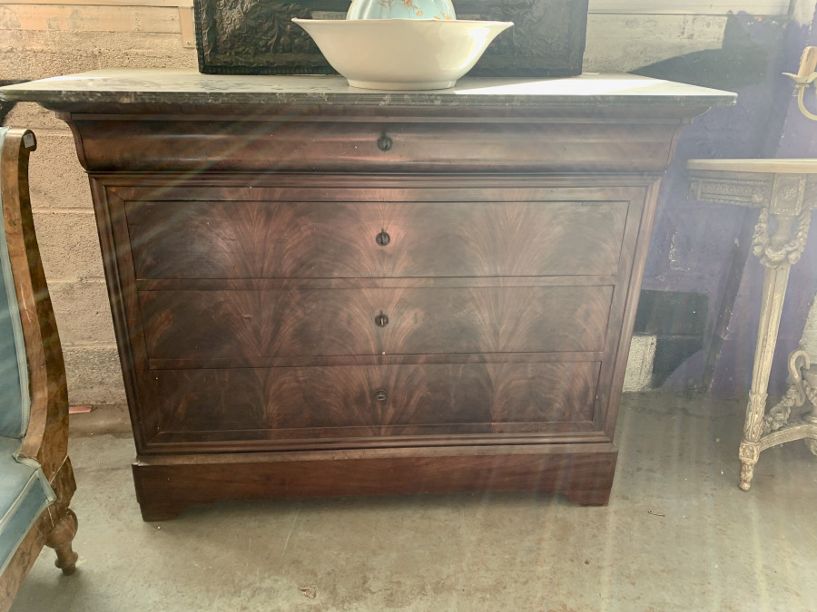 Commode d'époque Louis Philippe en acajou flammé