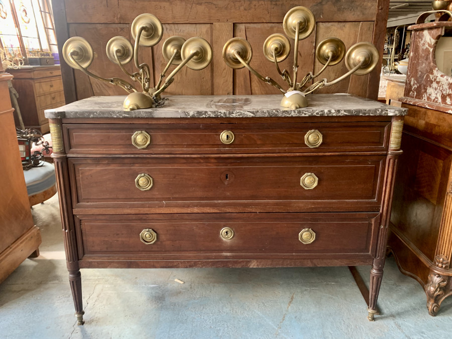 Commode de style Louis XVI en acajou massif