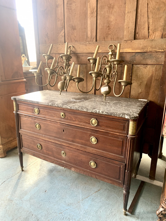 Commode de style Louis XVI en acajou massif