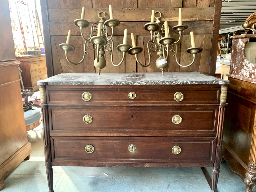 Commode de style Louis XVI en acajou massif