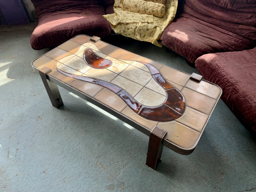 Table basse en acier et bois surplombée d'un plateau en céramique