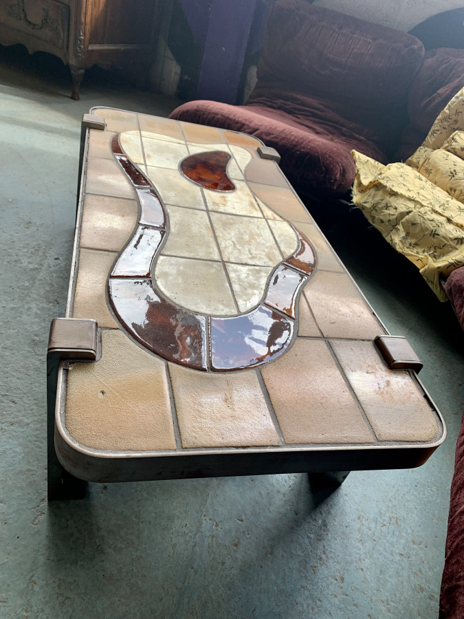 Table basse en acier et bois surplombée d'un plateau en céramique