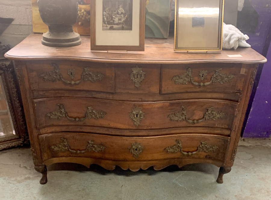 Commode Provençale en noyer massif du XVIIème