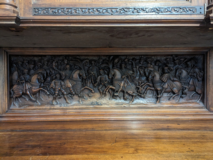 Grand buffet Renaissance en Noyer