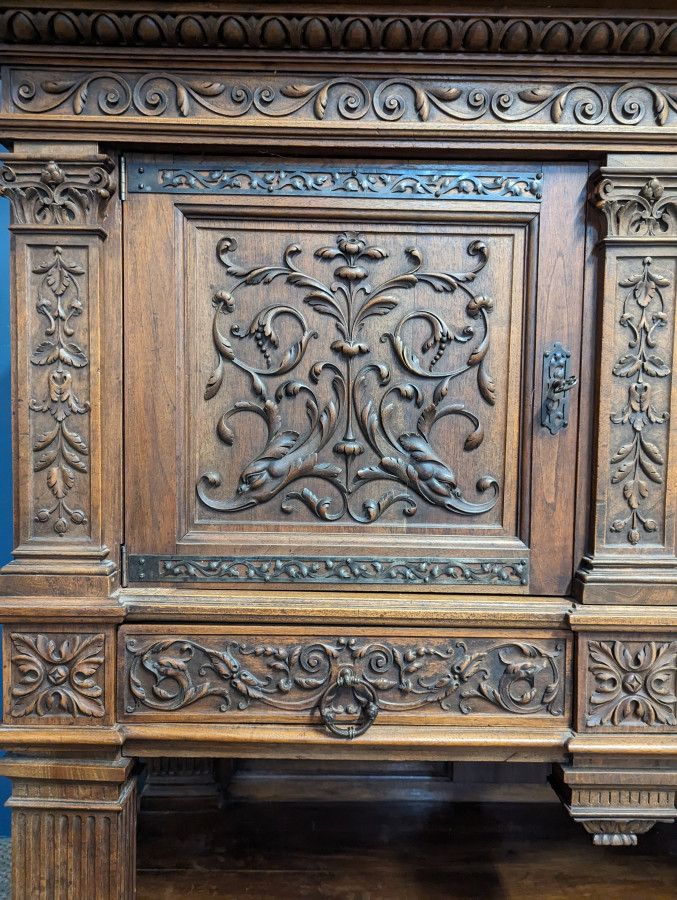 Grand buffet Renaissance en Noyer