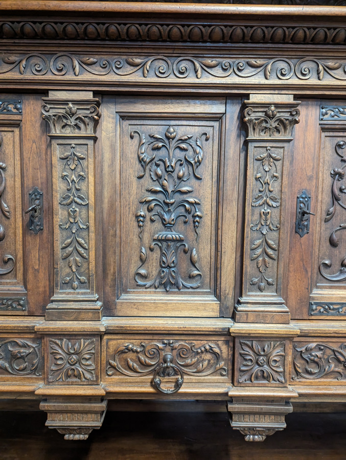 Grand buffet Renaissance en Noyer
