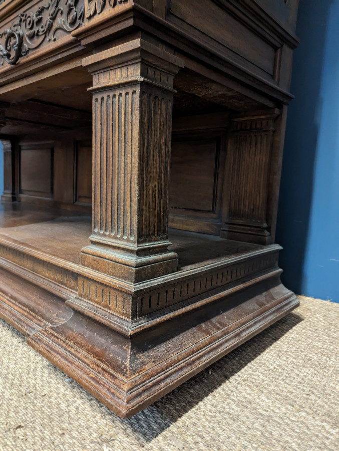 Grand buffet Renaissance en Noyer