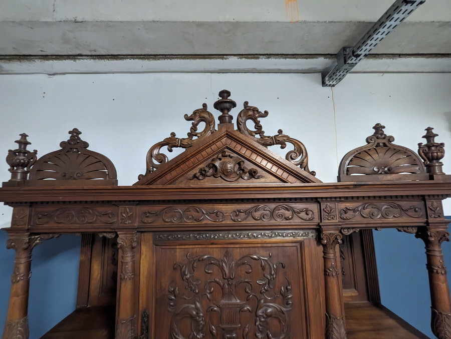 Grand buffet Renaissance en Noyer