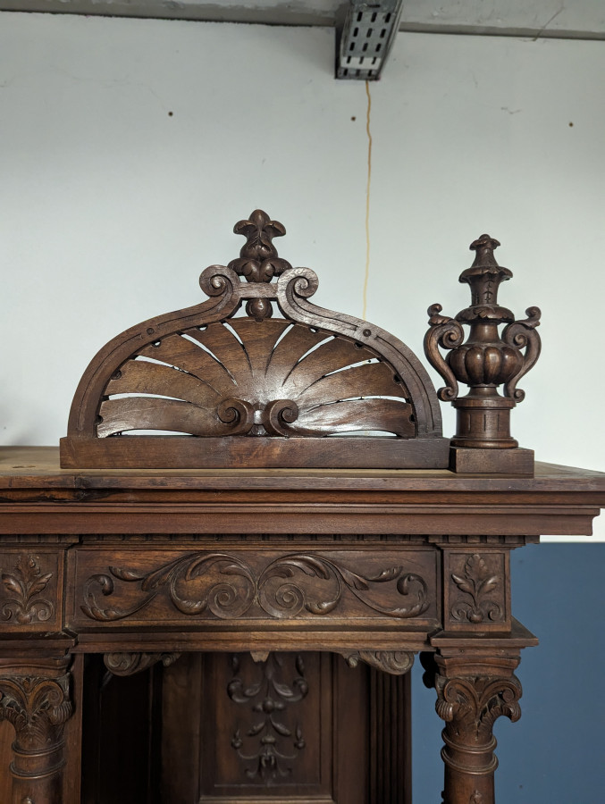 Grand buffet Renaissance en Noyer