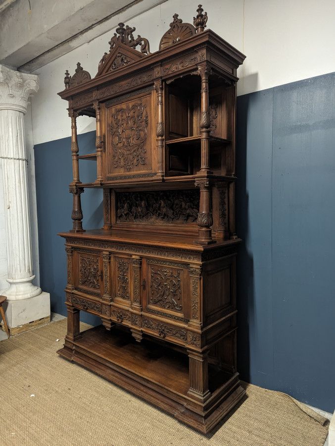 Grand buffet Renaissance en Noyer