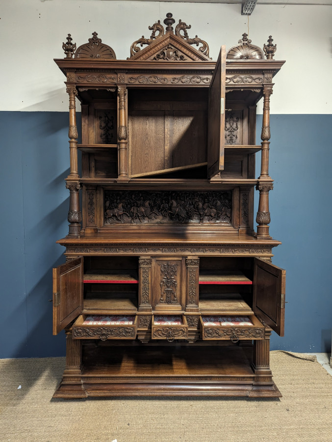 Grand buffet Renaissance en Noyer