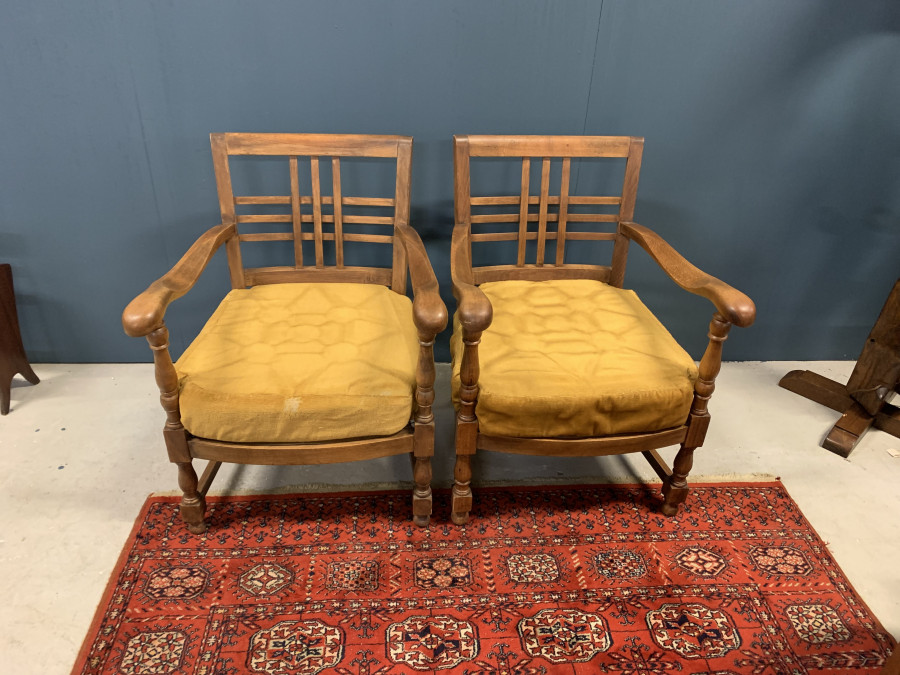 Paire de fauteuils anciens