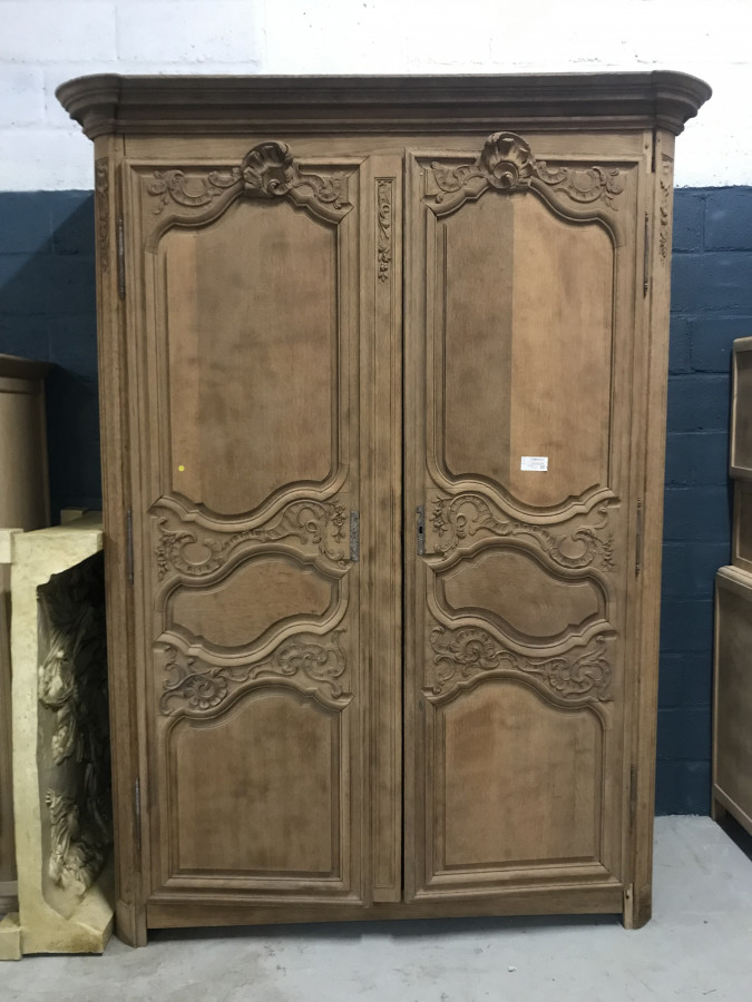 Grande armoire en chêne décapée
