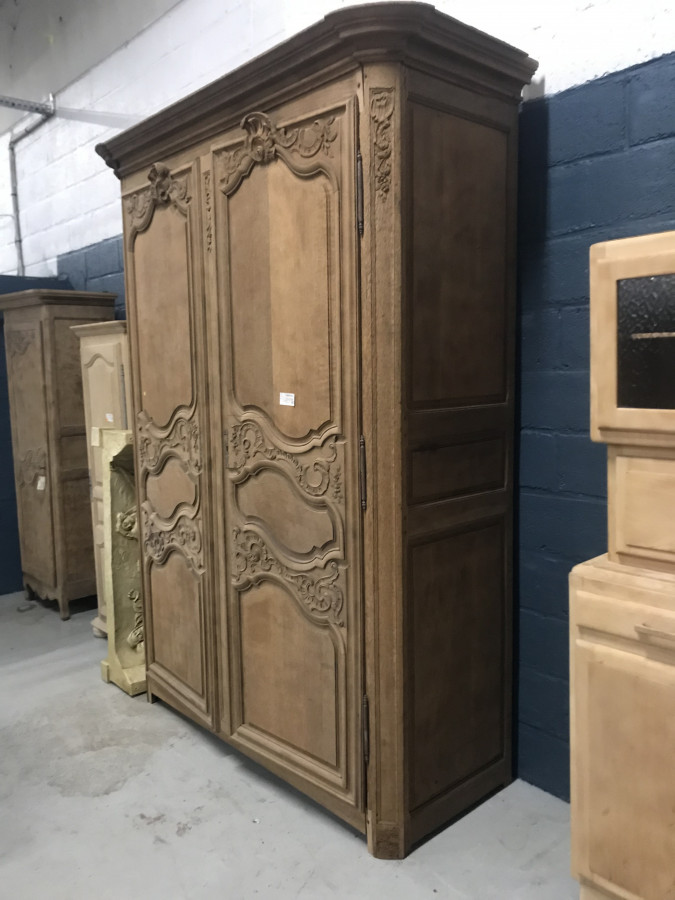 Grande armoire en chêne décapée
