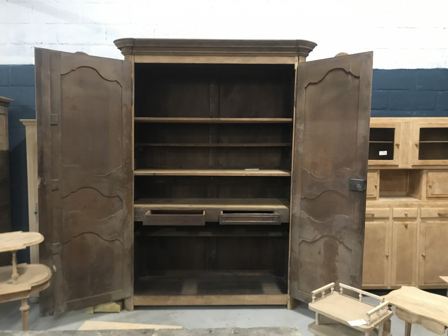 Grande armoire en chêne décapée