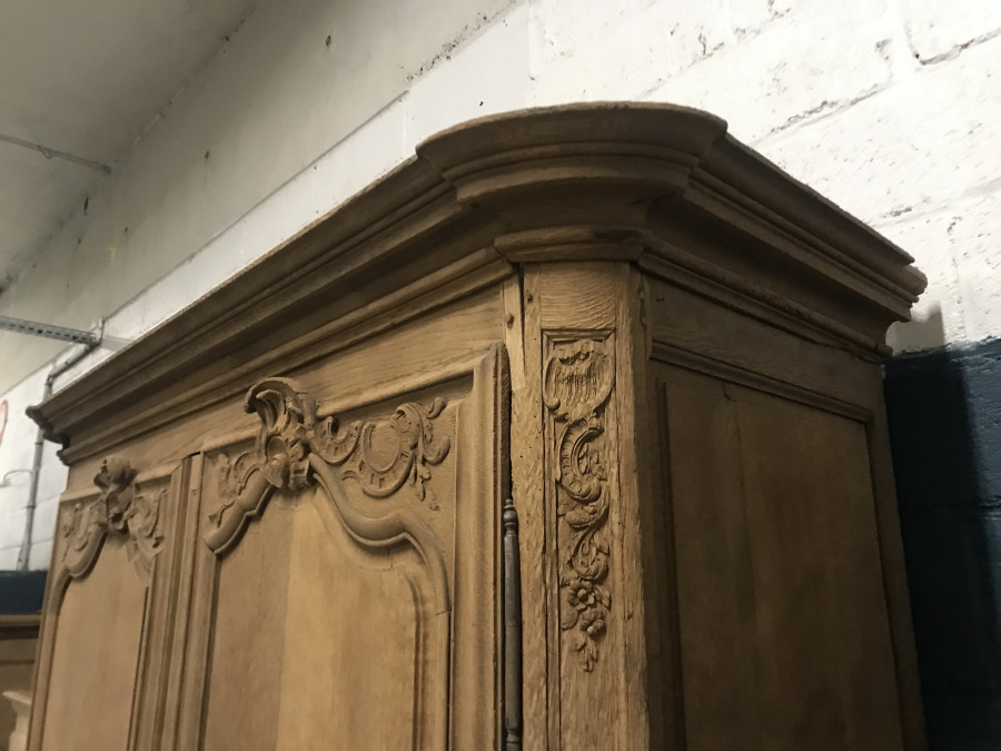 Grande armoire en chêne décapée