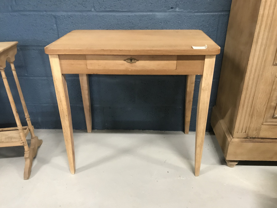 Bureau avec un tiroir décapé