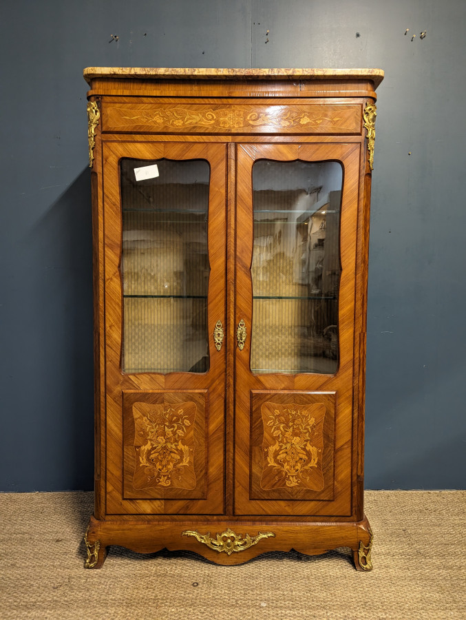 Vitrine style Louis XV en marqueterie