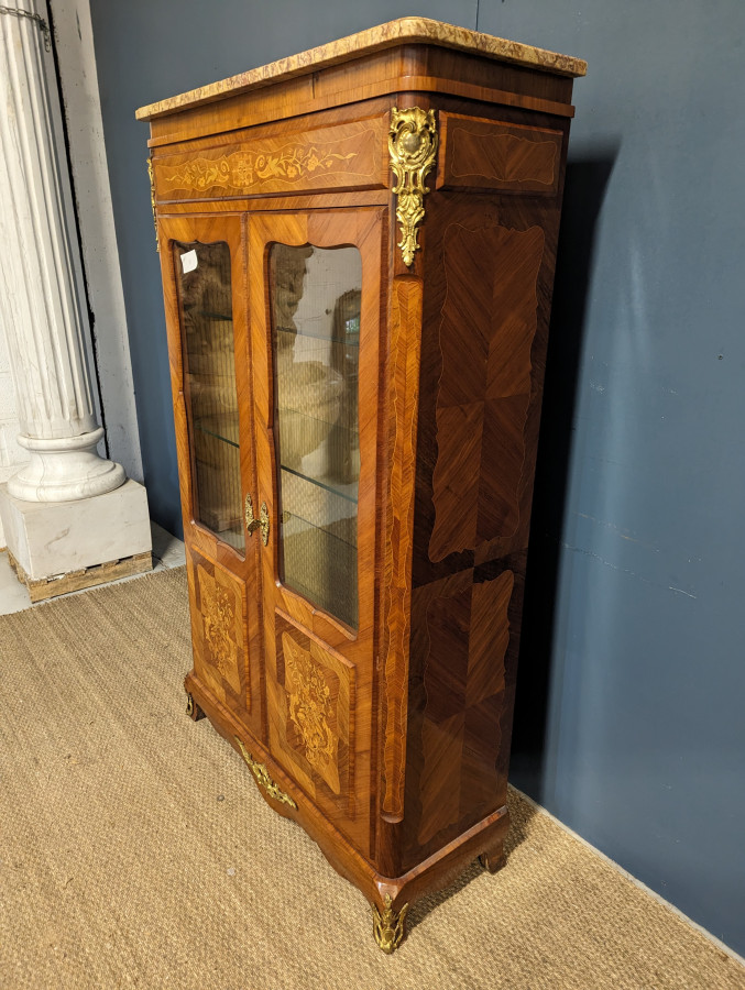 Vitrine style Louis XV en marqueterie