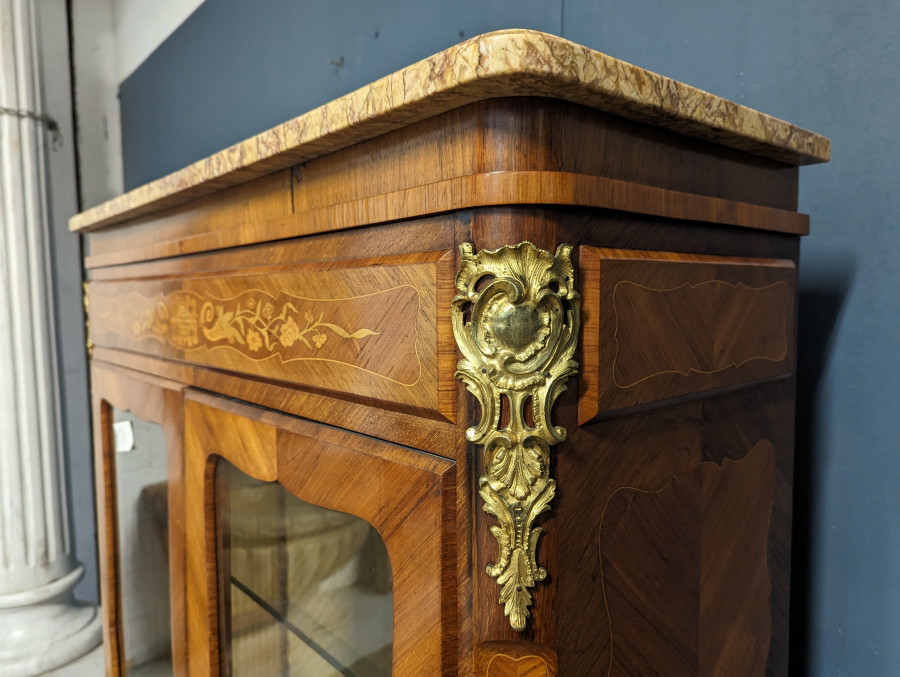 Vitrine style Louis XV en marqueterie